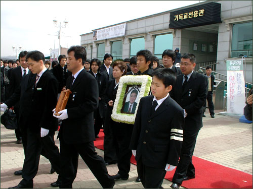 청아공원 추모 1관에 안치하기 위해 들어가고 있다. 